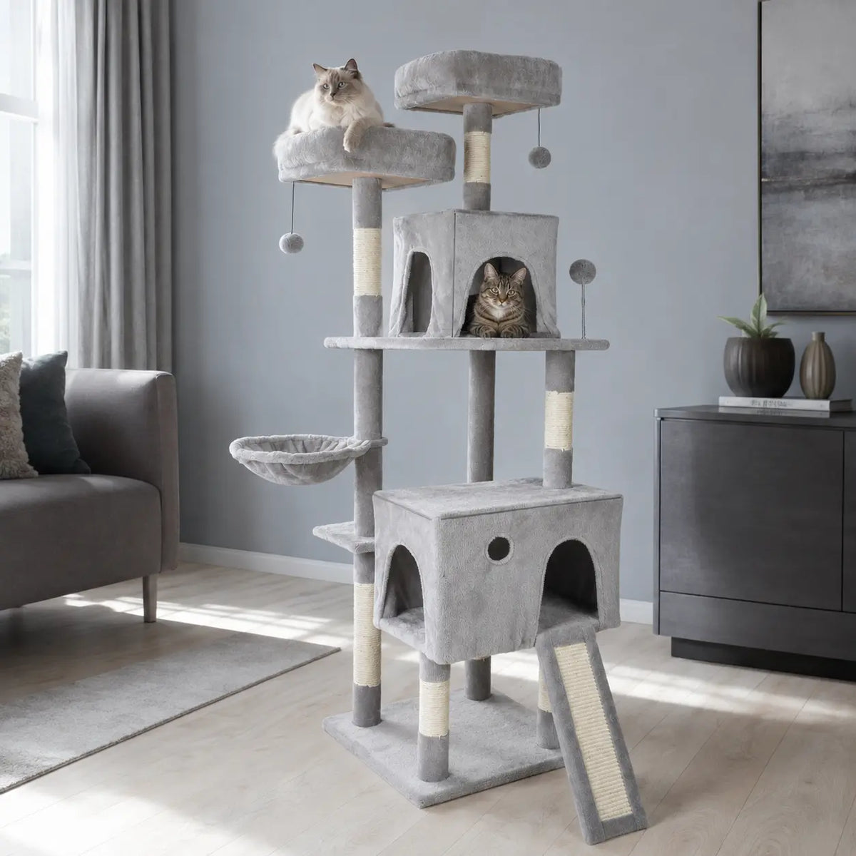 Neko Asobi – Arbre à chat avec niche et hamac dans un intérieur coordonné avec chats