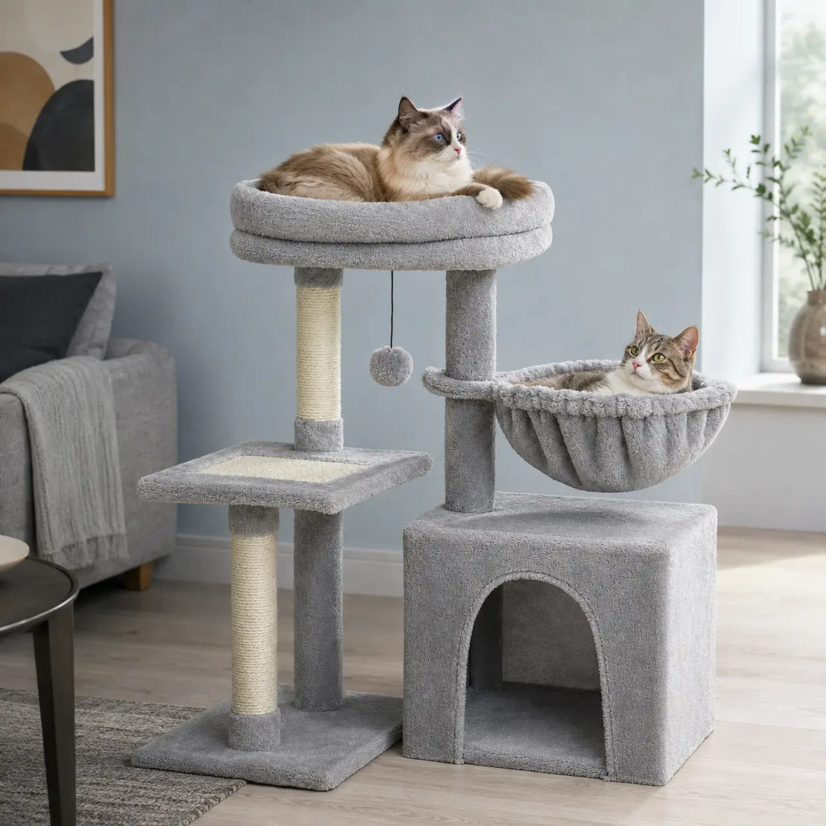 Neko Chibi – Petit arbre à chat avec hamac dans un intérieur coordonné avec chats