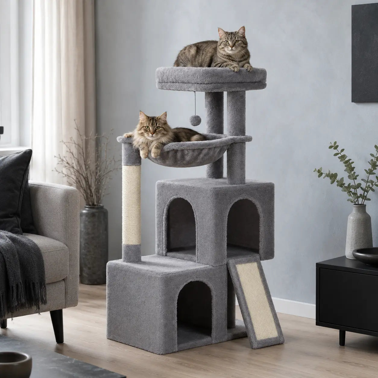 Neko Kazoku – Grand arbre à chat avec deux niches dans un intérieur coordonné avec chats