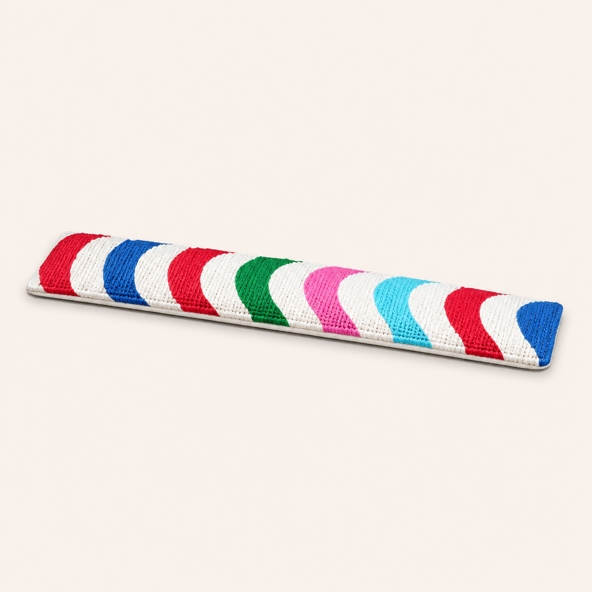 Neko Kizu – Multicolore / L – 50 × 9 cm – bande griffoir adhésive sur fond beige