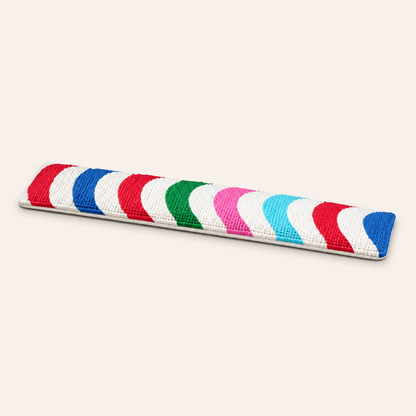 Neko Kizu – Multicolore / L – 50 × 9 cm – bande griffoir adhésive sur fond beige