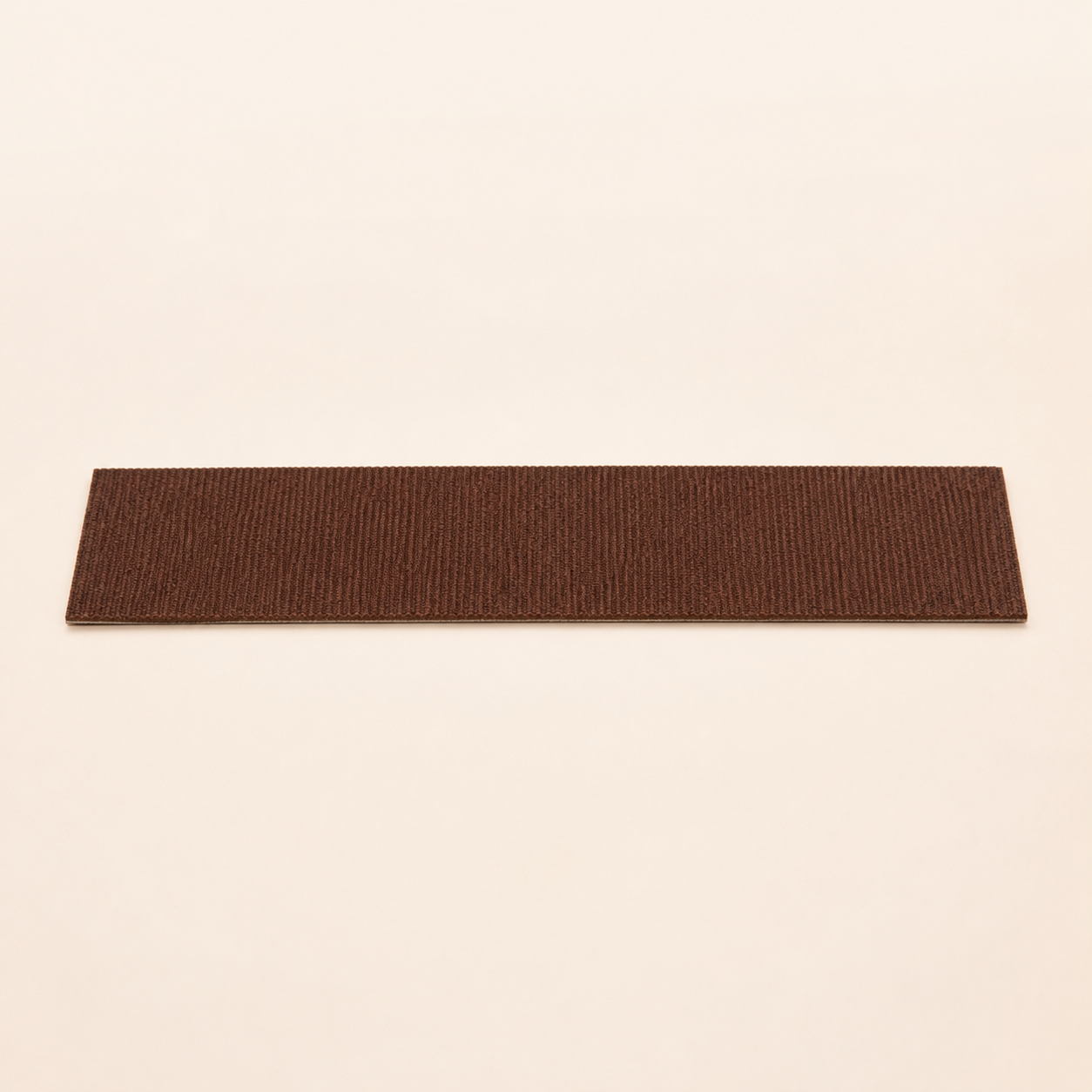 Neko Kizu – Brun / S – 30 × 9 cm – bande griffoir adhésive sur fond beige