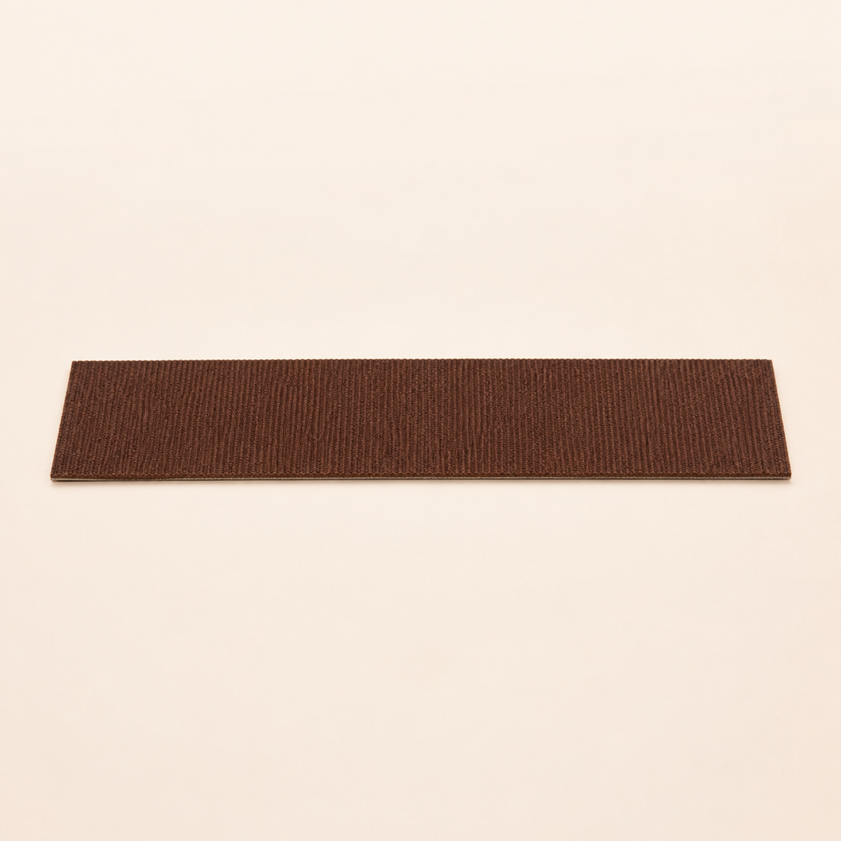 Neko Kizu – Brun / S – 30 × 9 cm – bande griffoir adhésive sur fond beige