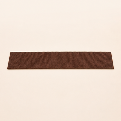 Neko Kizu – Brun / S – 30 × 9 cm – bande griffoir adhésive sur fond beige