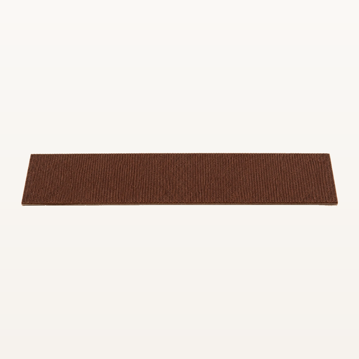 Neko Kizu – Brun / S – 30 × 9 cm – bande griffoir adhésive sur fond beige