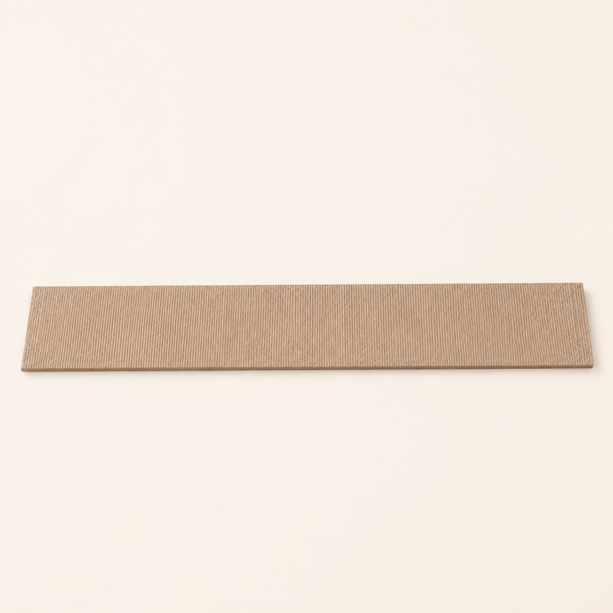 Neko Kizu – Kaki / L – 50 × 9 cm – bande griffoir adhésive sur fond beige