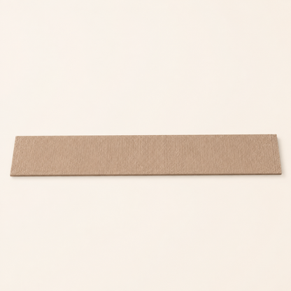 Neko Kizu – Kaki / L – 50 × 9 cm – bande griffoir adhésive sur fond beige