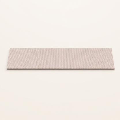 Neko Kizu – Blanc chaud / S – 30 × 9 cm – bande griffoir adhésive sur fond beige