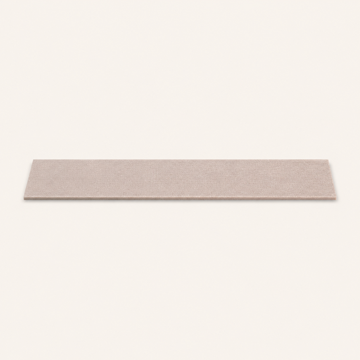 Neko Kizu – Blanc chaud / L – 50 × 9 cm – bande griffoir adhésive sur fond beige