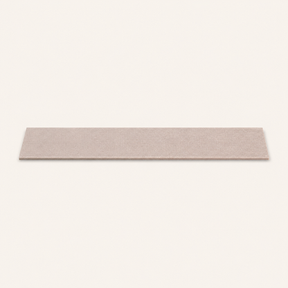 Neko Kizu – Blanc chaud / L – 50 × 9 cm – bande griffoir adhésive sur fond beige