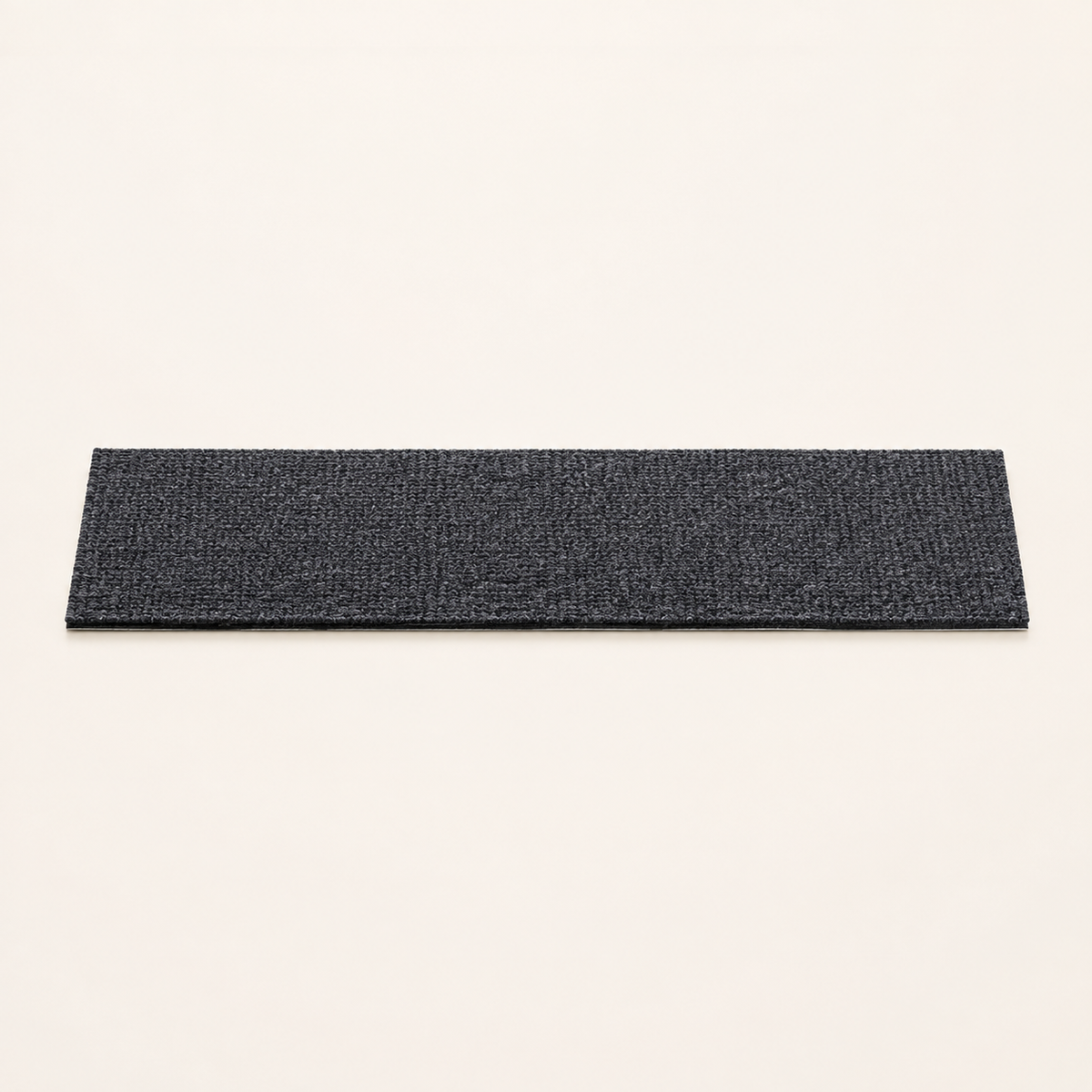 Neko Kizu – Gris anthracite / S – 30 × 9 cm – bande griffoir adhésive sur fond beige