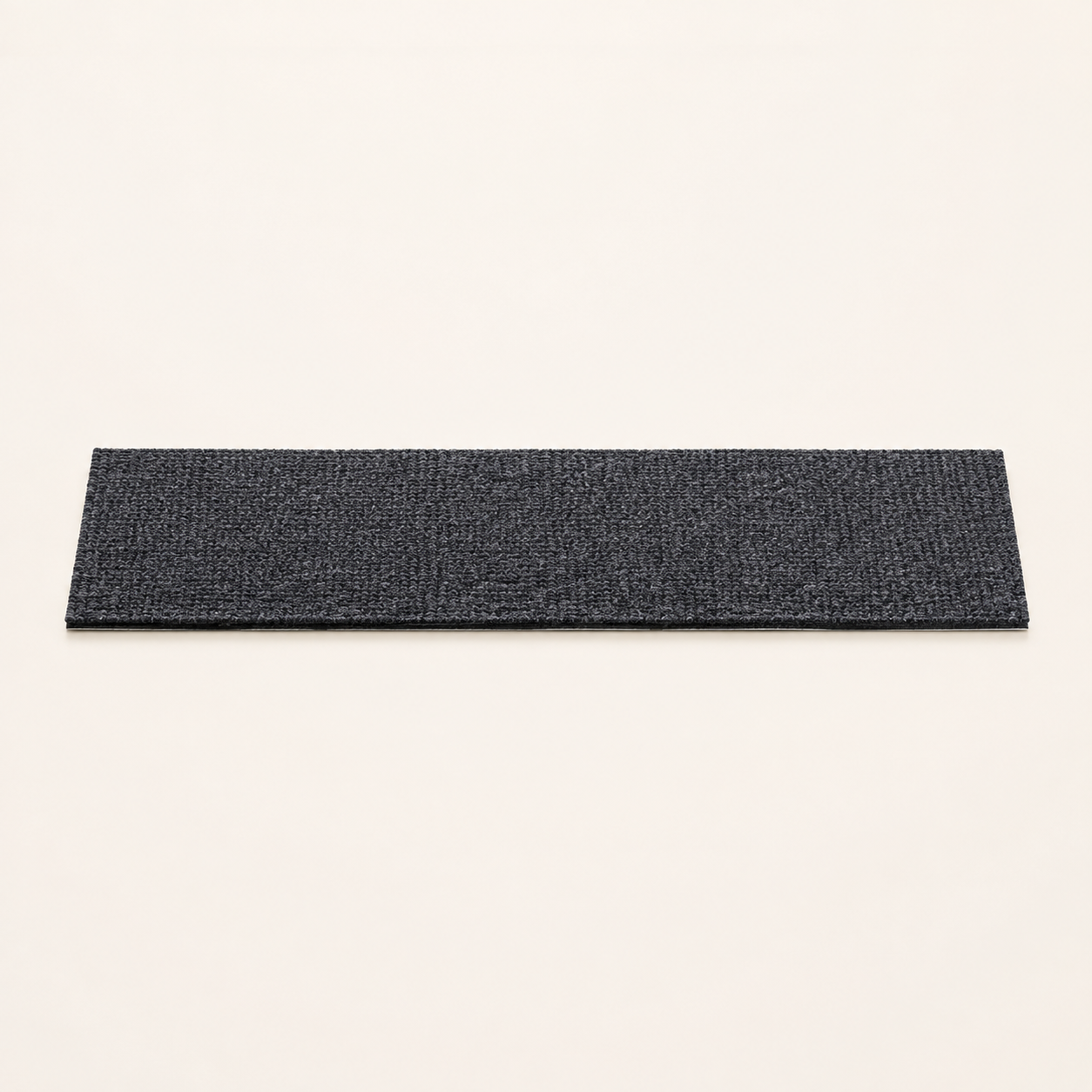 Neko Kizu – Gris anthracite / S – 30 × 9 cm – bande griffoir adhésive sur fond beige