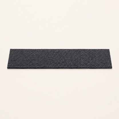 Neko Kizu – Gris anthracite / S – 30 × 9 cm – bande griffoir adhésive sur fond beige