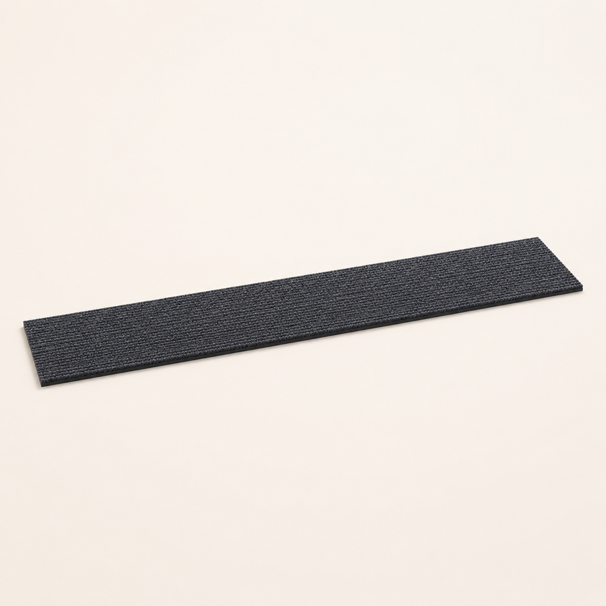 Neko Kizu – Gris anthracite / L – 50 × 9 cm – bande griffoir adhésive sur fond beige