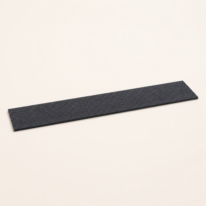 Neko Kizu – Gris anthracite / L – 50 × 9 cm – bande griffoir adhésive sur fond beige
