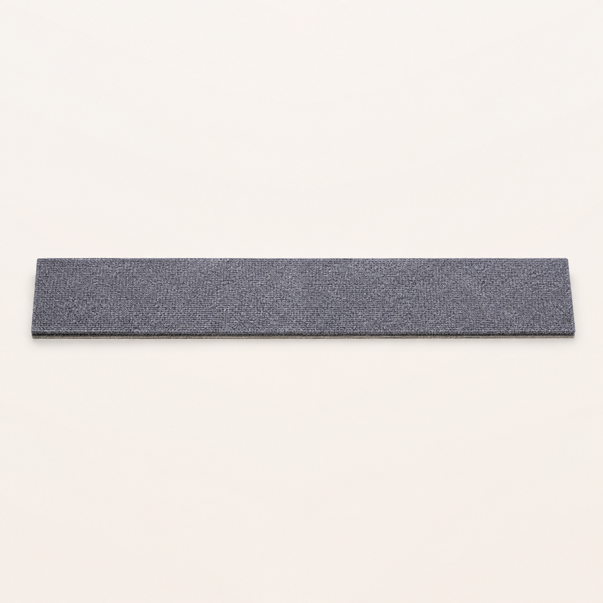 Neko Kizu – Gris / L – 50 × 9 cm – bande griffoir adhésive sur fond beige