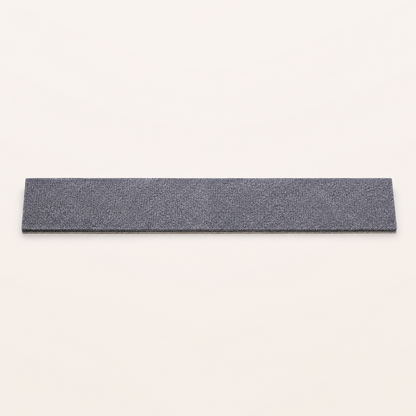 Neko Kizu – Gris / L – 50 × 9 cm – bande griffoir adhésive sur fond beige