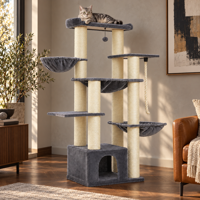 Neko Kuma gris avec un chat dans un salon contemporain aux touches cognac
