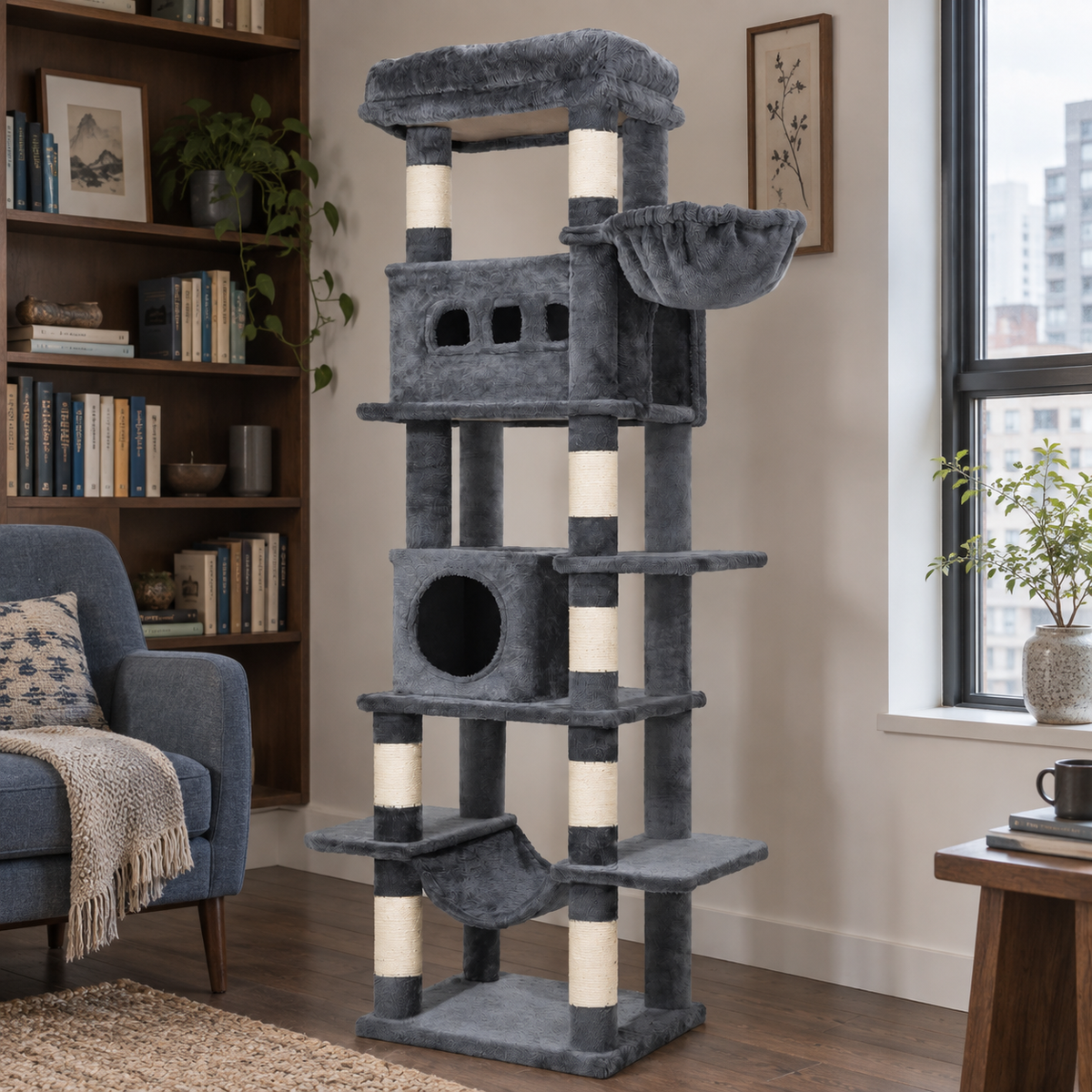 Neko Oki gris dans un coin lecture, près d’un fauteuil bleu et d’une bibliothèque en bois