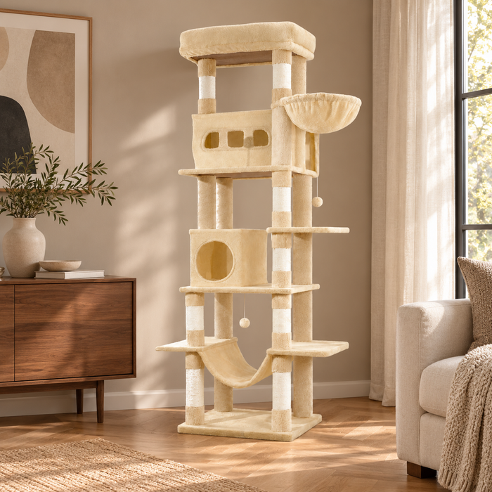 Arbre à chat Oki beige dans un intérieur aux tons naturels