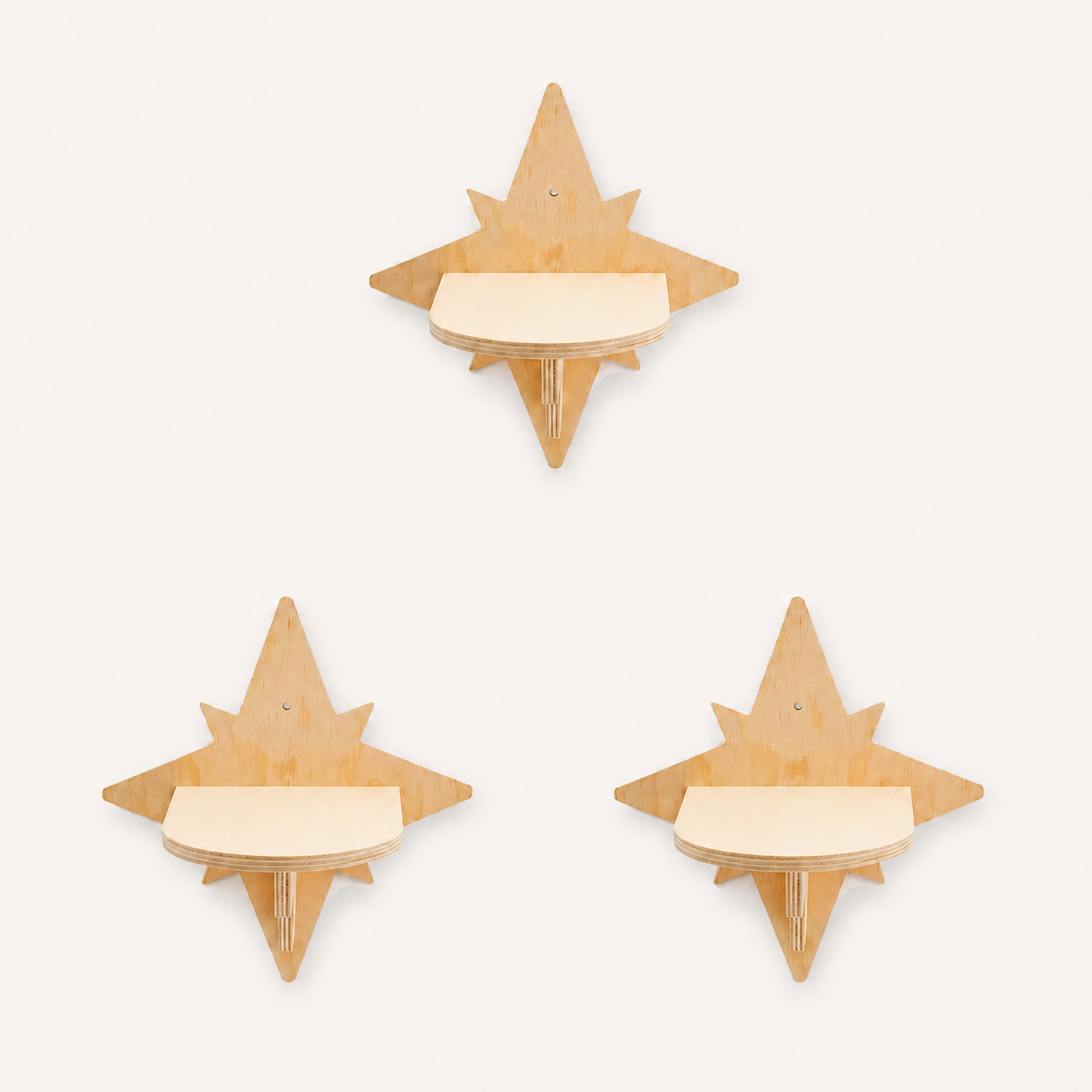 Neko Tsubasa – Lot de trois perchoirs étoile en pin massif sur fond beige