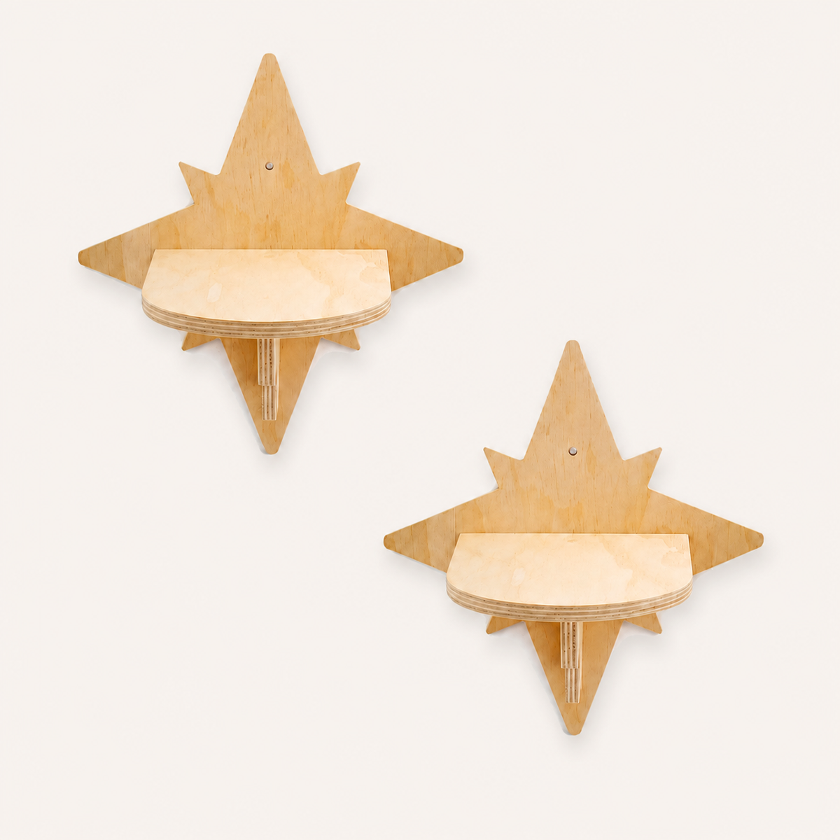 Neko Tsubasa – Lot de deux perchoirs étoile en pin massif sur fond beige