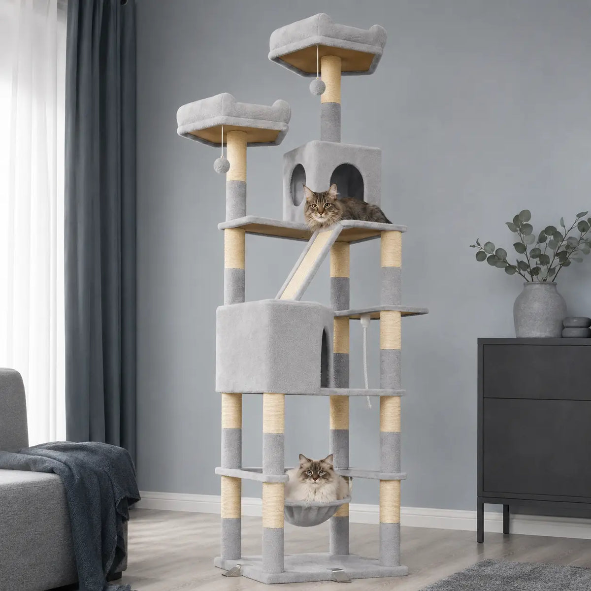 Neko Yama – Arbre à chat XXL 208 cm dans un intérieur coordonné avec chats