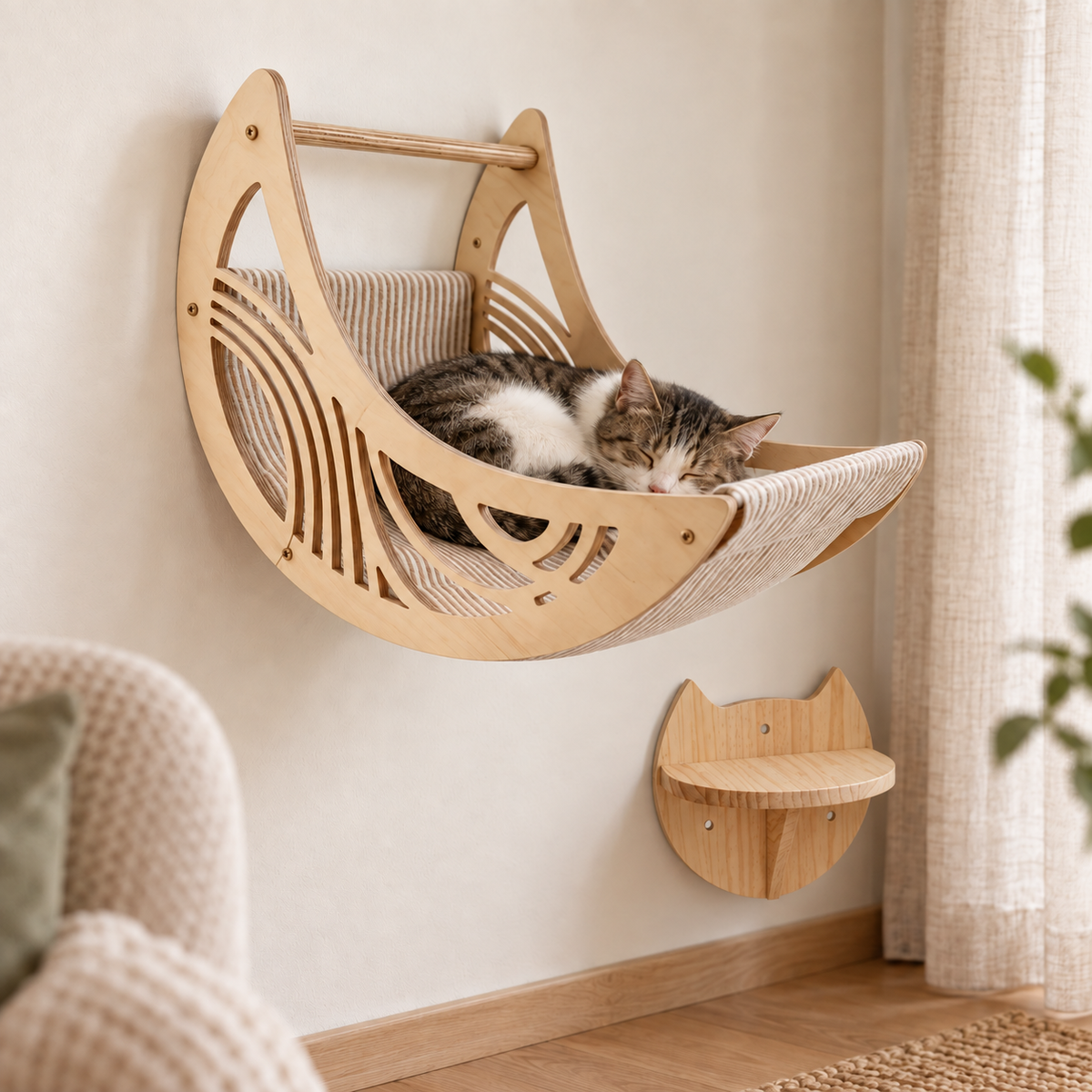 Chat dans le couchage lune Tsubasa et étagère sourire murale en pin